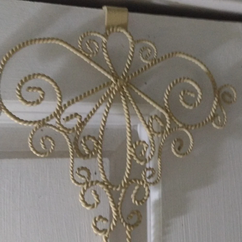 Elegant Gold Wall Hook Decor
